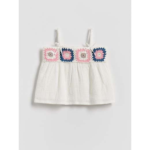 Reserved - Bluzka z aplikacją - złamana biel - id: 629EX-01X - marki Reserved - 185941577 Reserved - Bluzka z aplikacją - złamana biel ze sklepu Reserved w kategorii Bluzki dziewczęce - zdjęcie 185941577