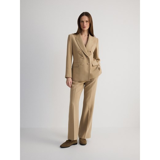 Reserved - Spodnie flare z kantem - beżowy ze sklepu Reserved w kategorii Spodnie damskie - zdjęcie 185942376