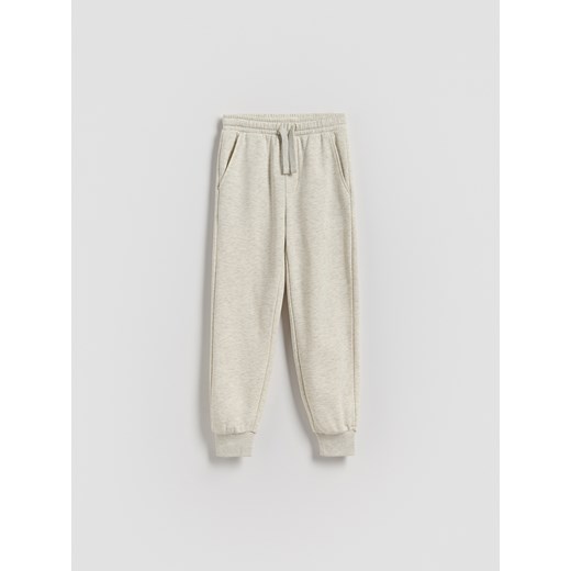 Reserved - Bawełniane spodnie jogger - beżowy - id: 783DO-08M - marki Reserved - 185944767 Reserved - Bawełniane spodnie jogger - beżowy ze sklepu Reserved w kategorii Spodnie chłopięce - zdjęcie 185944767