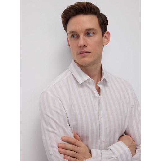 Reserved - Bawełniana koszula regular fit - beżowy ze sklepu Reserved w kategorii Koszule męskie - zdjęcie 185944889