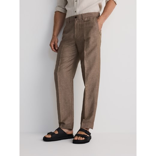 Reserved - Spodnie chino regular z lnem - brązowy ze sklepu Reserved w kategorii Spodnie męskie - zdjęcie 185945745
