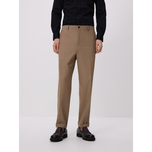 Reserved - Spodnie garniturowe z kantem - beżowy ze sklepu Reserved w kategorii Spodnie męskie - zdjęcie 185946276