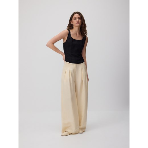Reserved - Szerokie spodnie z lnem - kremowy ze sklepu Reserved w kategorii Spodnie damskie - zdjęcie 185946519