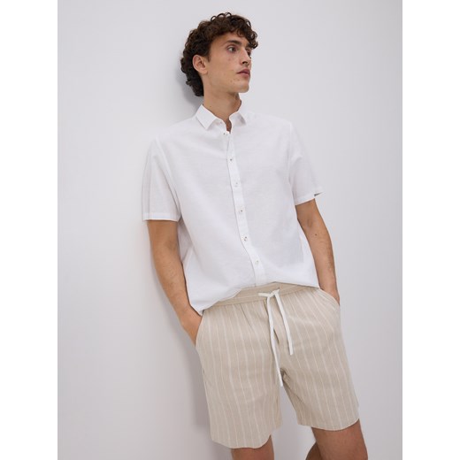 Reserved - Szorty regular z lnem - beżowy ze sklepu Reserved w kategorii Spodenki męskie - zdjęcie 185947818