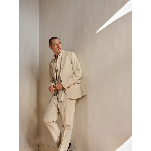 Reserved - Garniturowe spodnie z wiskozą - beżowy ze sklepu Reserved w kategorii Spodnie męskie - zdjęcie 185948596