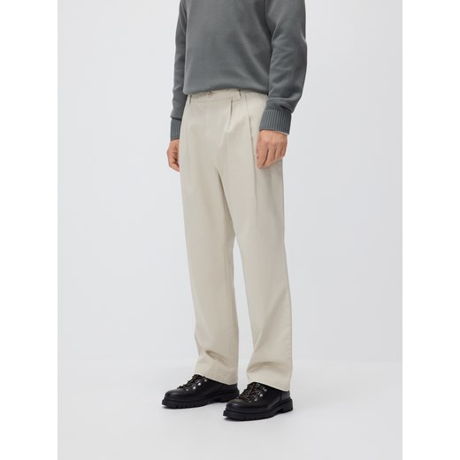 Reserved - Bawełniane spodnie carrot - beżowy ze sklepu Reserved w kategorii Spodnie męskie - zdjęcie 185948936
