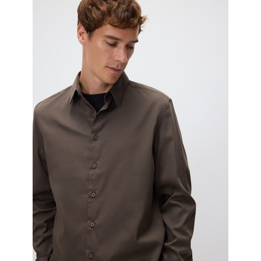 Reserved - Gładka koszula slim fit - brązowy ze sklepu Reserved w kategorii Koszule męskie - zdjęcie 185949067