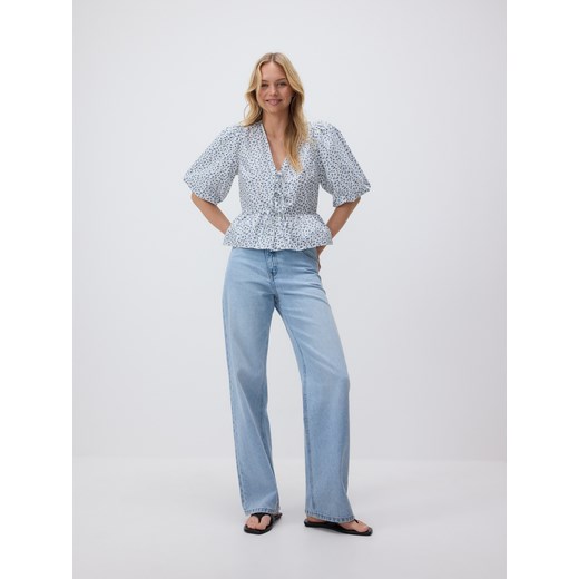 Reserved - Wiązana bluzka z baskinką - jasnoniebieski ze sklepu Reserved w kategorii Bluzki damskie - zdjęcie 185950307