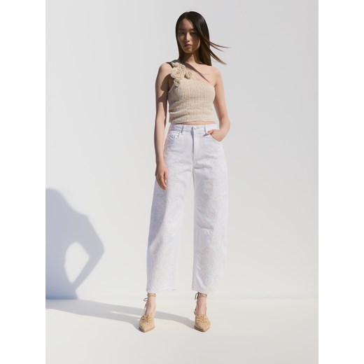 Reserved - Jeansy barrel leg z haftem - biały ze sklepu Reserved w kategorii Jeansy damskie - zdjęcie 185950905