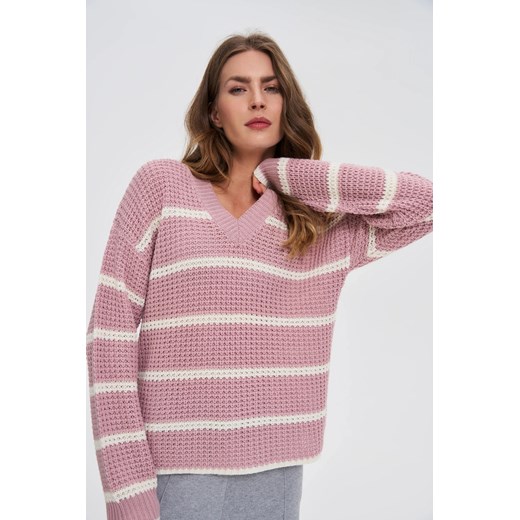 Sweter w paski różowy ze sklepu Moodo.pl w kategorii Swetry damskie - zdjęcie 185952079