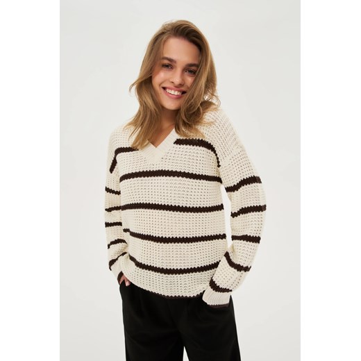 Sweter w paski beżowy ze sklepu Moodo.pl w kategorii Swetry damskie - zdjęcie 185952147