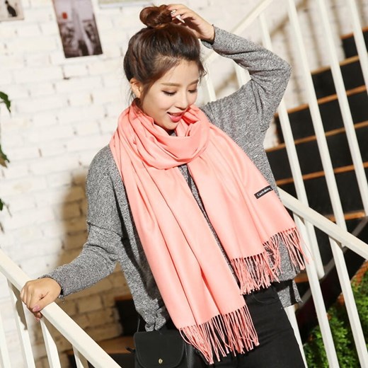 Jednokolorowy Szalik damski duży Cashmere frędzle SZA-02 kolor łososiowy ze sklepu Stylion w kategorii Zegarki - zdjęcie 185963027