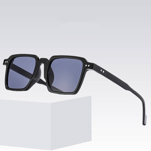 Okulary przeciwsłoneczne z filtrem UV400 STL37 czarne + akcesoria ze sklepu Stylion w kategorii Okulary przeciwsłoneczne męskie - zdjęcie 185965438