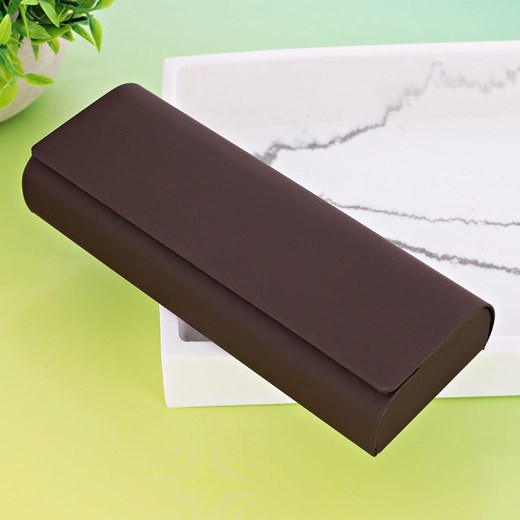 Etui okularowe na magnes STHC-14B brązowe ze sklepu Stylion w kategorii Okulary zerówki męskie - zdjęcie 185966525