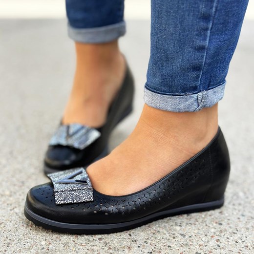 Czarne pu ażurowe czółenka damskie na koturnie M.Daszyński Sa199-6 ze sklepu suzana.pl w kategorii Czółenka - zdjęcie 185969985