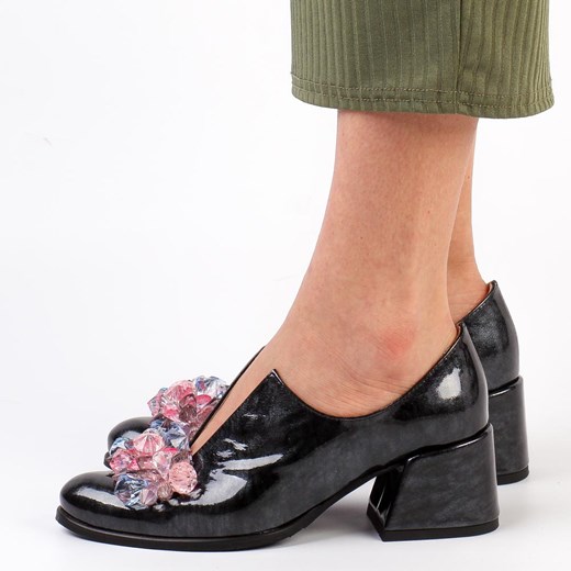 Szare skórzane Polskie półbuty damskie z kryształami na obcasie Suzana - id: 23459 - marki Suzana - 185971165 Szare skórzane Polskie półbuty damskie z kryształami na obcasie Suzana ze sklepu suzana.pl w kategorii Półbuty damskie - zdjęcie 185971165