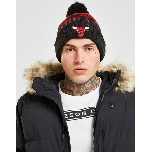 NEW ERA NBA CHICAGO BULLS POM BEANIE HAT CHICAGO BULLS OTC ze sklepu JD Sports  w kategorii Czapki zimowe męskie - zdjęcie 185974005