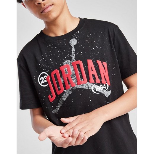 JORDAN T-SHIRT 1984 JM TEE BLK/RED ze sklepu JD Sports  w kategorii T-shirty chłopięce - zdjęcie 185979428