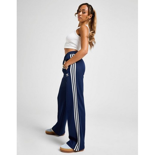 ADIDAS SPODNIE ADICOLOR CLASSIC TRACK PANT REGULAR ze sklepu JD Sports  w kategorii Spodnie damskie - zdjęcie 185981578