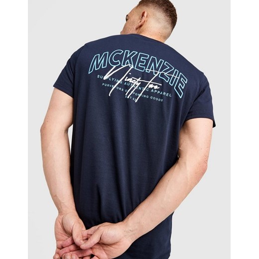 MCKENZIE T-SHIRT SCRIPT TEE NVY-SKC ze sklepu JD Sports  w kategorii T-shirty męskie - zdjęcie 185982359