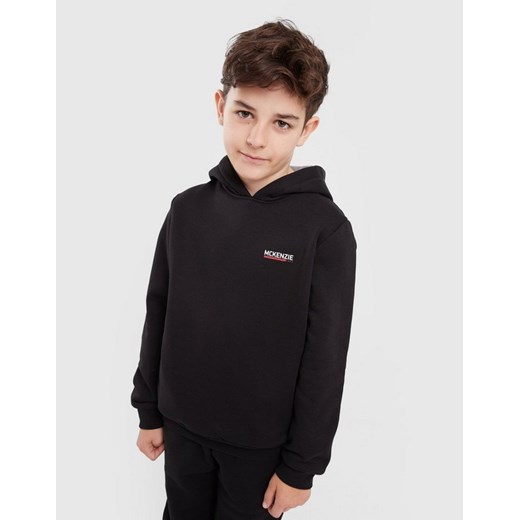 MCKENZIE BLUZA Z KAPTUREM ESSENTIALS OH HD BLK-BLK ze sklepu JD Sports  w kategorii Bluzy chłopięce - zdjęcie 185985815
