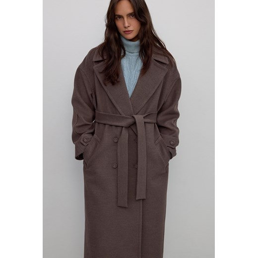 Estro: Brązowy dwurzędowy płaszcz damski wiązany w pasie z szerokimi klapami Estro XS Estro