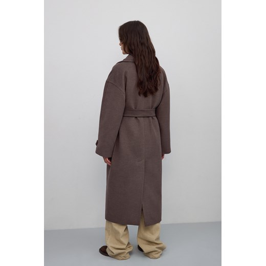 Estro: Brązowy dwurzędowy płaszcz damski wiązany w pasie z szerokimi klapami Estro S Estro