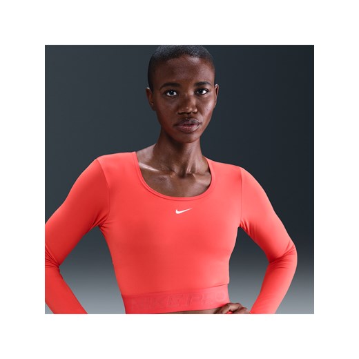 Damska koszulka o skróconym kroju z długim rękawem Dri-FIT Nike Pro - Czerwony ze sklepu Nike poland w kategorii Bluzki damskie - zdjęcie 185994655