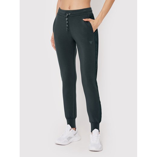 Guess Spodnie dresowe Allie V2YB18 K7UW2 Szary Regular Fit ze sklepu MODIVO w kategorii Spodnie damskie - zdjęcie 185995318