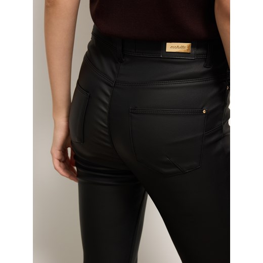 Mohito - Woskowane spodnie - czarny Mohito 42 Mohito