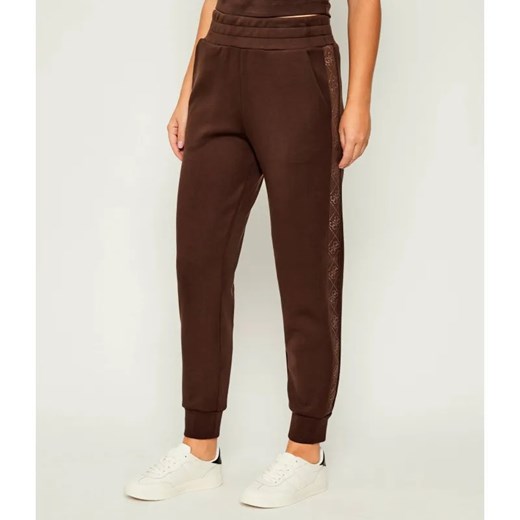 GUESS Spodnie jogger NEW VICTOIRE | Regular Fit ze sklepu Gomez Fashion Store w kategorii Spodnie damskie - zdjęcie 185998949