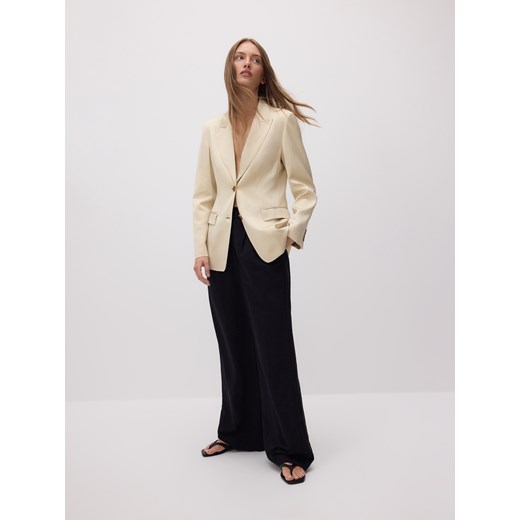 Reserved - Satynowa marynarka z domieszką lnu - kremowy ze sklepu Reserved w kategorii Marynarki damskie - zdjęcie 185999407