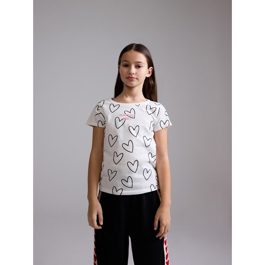 Reserved - Bawełniany t-shirt w serca - złamana biel ze sklepu Reserved w kategorii Bluzki dziewczęce - zdjęcie 185999997