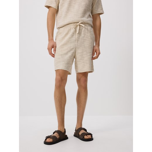 Reserved - Strukturalne szorty regular - beżowy ze sklepu Reserved w kategorii Spodenki męskie - zdjęcie 186000355