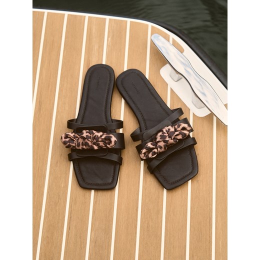 Reserved - Klapki z ozdobnym wiązaniem - czarny ze sklepu Reserved w kategorii Klapki damskie - zdjęcie 186000668