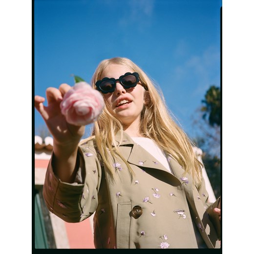 Reserved - Krótki trencz z haftem - beżowy Reserved 146 (10 lat) okazja Reserved