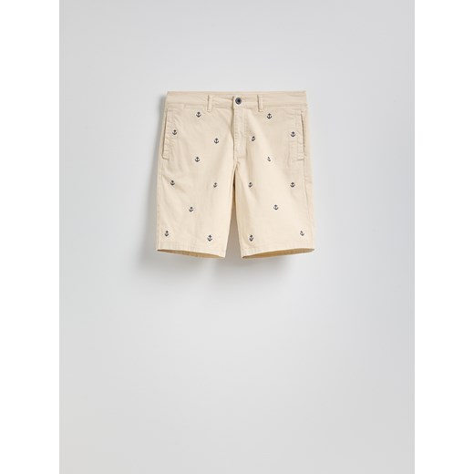 Reserved - Szorty regular z haftem - beżowy ze sklepu Reserved w kategorii Spodenki męskie - zdjęcie 186001586