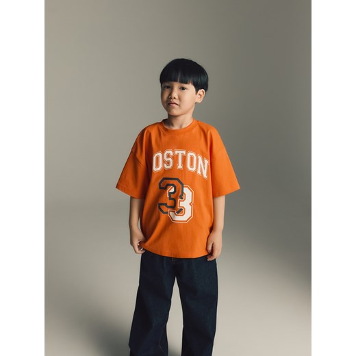 Reserved - Bawełniany t-shirt z nadrukiem - pomarańczowy - id: 032FH-23X - marki Reserved - 186005256 Reserved - Bawełniany t-shirt z nadrukiem - pomarańczowy ze sklepu Reserved w kategorii T-shirty chłopięce - zdjęcie 186005256