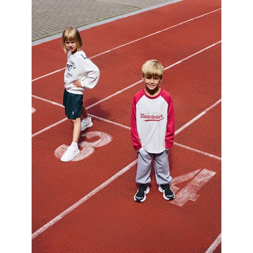 Reserved - Bawełniany longsleeve z nadrukiem - złamana biel ze sklepu Reserved w kategorii T-shirty chłopięce - zdjęcie 186005275