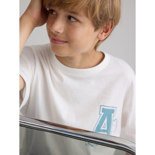 Reserved - Bawełniany t-shirt z nadrukiem - złamana biel - id: 092FH-01X - marki Reserved - 186005766 Reserved - Bawełniany t-shirt z nadrukiem - złamana biel ze sklepu Reserved w kategorii T-shirty chłopięce - zdjęcie 186005766