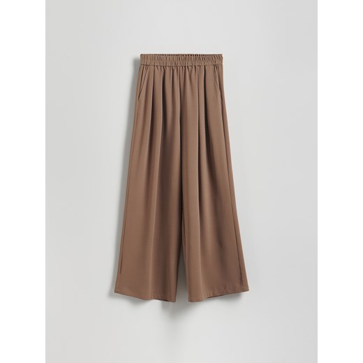 Reserved - Luźne spodnie z zakładkami - brązowy ze sklepu Reserved w kategorii Spodnie damskie - zdjęcie 186005797
