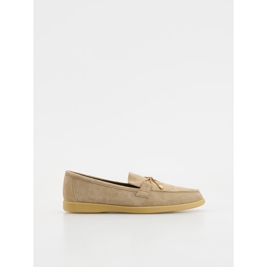 Reserved - Zamszowe loafersy - beżowy ze sklepu Reserved w kategorii Mokasyny damskie - zdjęcie 186006928