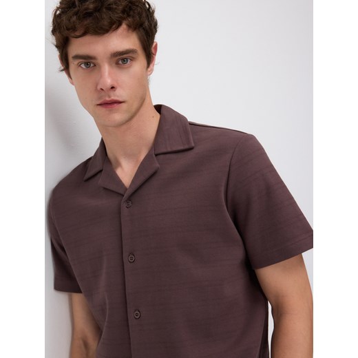 Reserved - Strukturalna koszula regular fit - ciemnobrązowy ze sklepu Reserved w kategorii Koszule męskie - zdjęcie 186007075