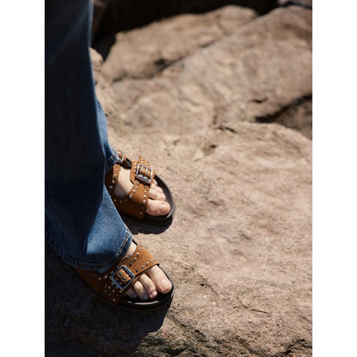 Reserved - Zamszowe klapki z okuciami - brązowy ze sklepu Reserved w kategorii Klapki damskie - zdjęcie 186008128