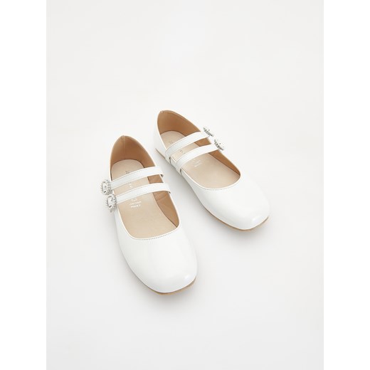 Reserved - Baleriny z imitacji skóry - biały - id: 623DL-00X - marki Reserved - 186010089 Reserved - Baleriny z imitacji skóry - biały ze sklepu Reserved w kategorii Balerinki dziecięce - zdjęcie 186010089