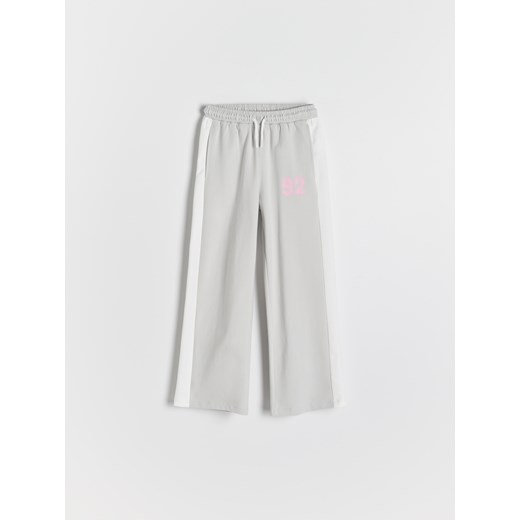 Reserved - Szerokie spodnie z lampasami - jasnoszary - id: 866GO-09X - marki Reserved - 186012049 Reserved - Szerokie spodnie z lampasami - jasnoszary ze sklepu Reserved w kategorii Spodnie dziewczęce - zdjęcie 186012049
