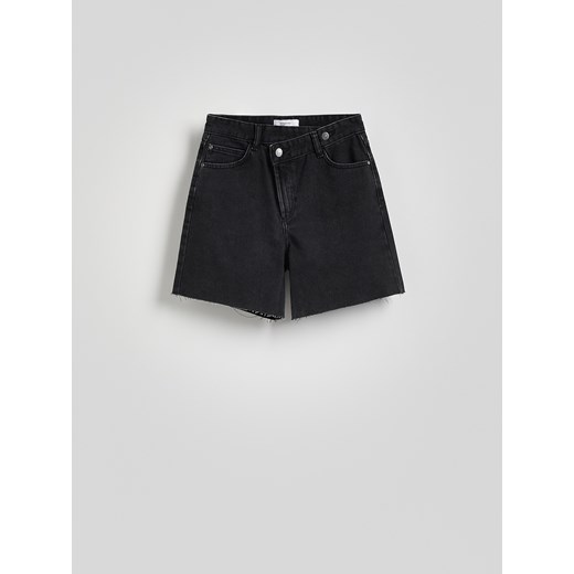Reserved - Jeansowe szorty z asymetrycznym zapięciem - czarny ze sklepu Reserved w kategorii Szorty - zdjęcie 186012517