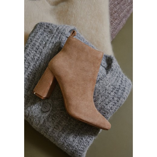 Ciemnobeżowe Klasyczne Ocieplane Botki na Obcasie Ittamara ze sklepu born2be.pl w kategorii Botki - zdjęcie 186016455