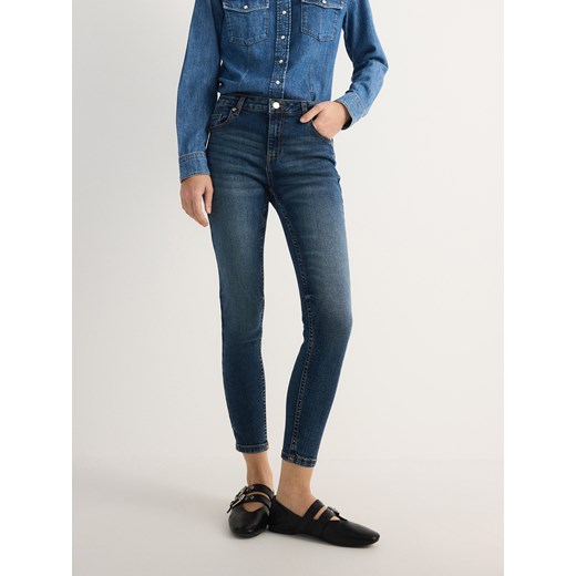 Reserved - Jeansy slim fit ze średnim stanem - niebieski ze sklepu Reserved w kategorii Jeansy damskie - zdjęcie 186024059