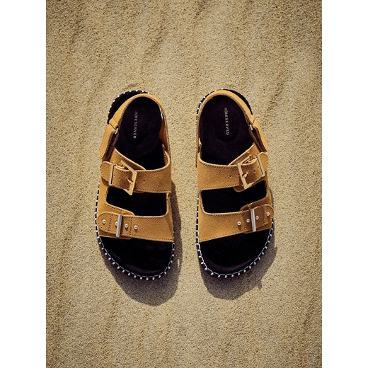 Reserved - Zamszowe sandały - brązowy ze sklepu Reserved w kategorii Sandały dziecięce - zdjęcie 186025898